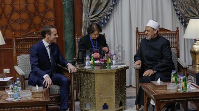15 صورة ترصد استقبال شيخ الأزهر لـ«ماكرون»