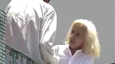 بالفيديو.. رد فعل المارة لحظة قتل رجل امرأة أمامهم