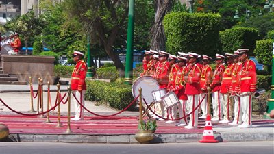 بالفيديو.. الموسيقى العسكرية تلهب حماس المواطنين بالإسكندرية