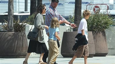 بالصور.. أنجلينا جولي تتسوق مع أبنائها في لوس أنجلوس