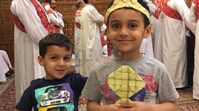 خواتم وسلاسل وتيجان من سعف النخيل في أحد الشعانين (صور)