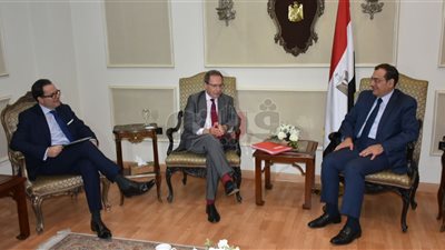 وزير البترول يبحث التعاون مع سفير فرنسا