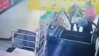 لحظة نجاة رجل تحطم السلم الكهربائي به ( فيديو)