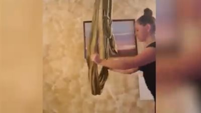 بالفيديو.. لحظة سقوط فتاة حسناء بطريقة مروعة