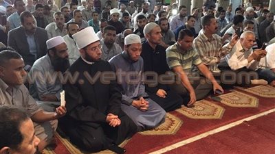 بالصور.. وصول أسامة الأزهري إلى جنازة شيخ عموم المقارئ المصرية