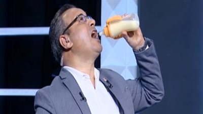 القرموطي يظهر بـ«الببرونة» ويشرب لبن الأطفال على الهواء (فيديو)