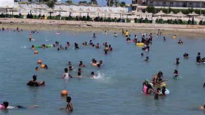 إقبال المواطنين على شواطئ الغردقة بثاني أيام عيد الفطر (فيديو)