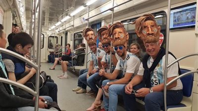 الجماهير ترتدي قناع «ميسي» قبل مباراة الأرجنتين وأيسلندا