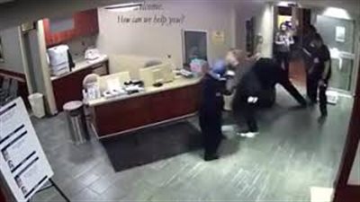 أمريكي يعتدي بوحشية على جزائرية محجبة (فيديو)