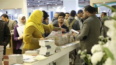 رواد معرض الكتاب عن جناح الأزهر: مشاركة متميزة (فيديو)