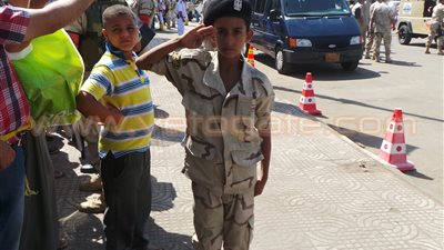 بالصور.. طفل بزي الجيش يقدم التحية للنصب التذكاري بالإسكندرية