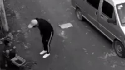 بالفيديو.. فتاة تلقن لصين حاولا سرقة طفل درسا قاسيا