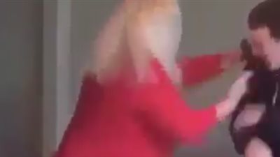 بالفيديو.. رد فعل صادم لأم حاول ابنها المزاح معها