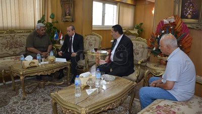 محافظ دمياط يبحث التعريفة الجديدة لسيارات الأجرة (صور)