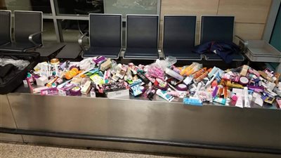 ضبط 3 آلاف قطعة أدوات تجميل بمطار القاهرة (صور)