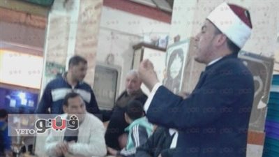بالصور.. أزهريون يلقون خطبا دينية على رواد المقاهي بالإسكندرية
