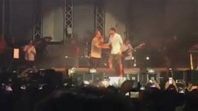 عمرو دياب يمازح معجبا أراد صورة معه وهاتفه بلا مساحة كافية