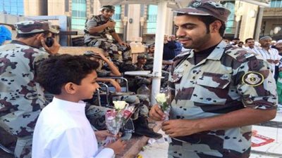 طفل يهدي أمن الحرم المكي السعودي 500 وردة