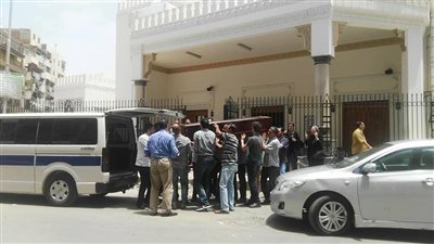 جنازة والد «أبو» مطرب «3 دقات» من المسجد العباسي ببورسعيد (فيديو)