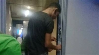 بالصور.. راكبان يصلحان باب قطار