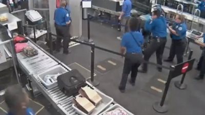 شاب يعتدي على رجال الأمن في مطار أريزونا (فيديو)