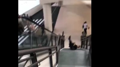 سقوط خطير لشرطي يطارد لصا بأحد المولات (فيديو)