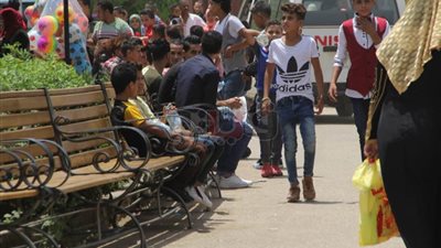 الأطفال يلعبون في الفسطاط رغم ارتفاع درجات الحرارة ثاني أيام العيد (صور)