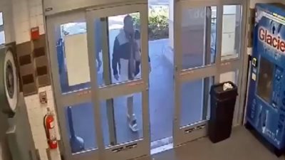 لحظة سرقة لصين امرأة داخل سوبر ماركت بطريقة ماكرة (فيديو)