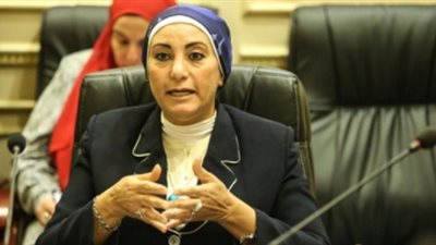 جليلة عثمان ترفض فرض 100 جنيه رسوم استخراج شهادة للعمال