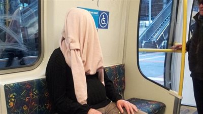 بالصور.. أغرب تصرفات ركاب مترو الأنفاق الأسترالي