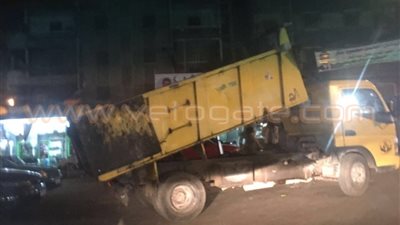 بالصور.. رئيس حي المنتزة يضبط سيارة قمامة تلقى بمخلفاتها في الطريق