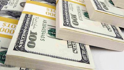 التعويم يضرب من جديد.. الدولار بالسوق السوداء أقل من البنوك.. تجار العملة يتكبدون خسائر فادحة.. وزيادة المعروض بالسوق.. والورقة الخضراء تسجل 15.2 جنيها بالبنوك