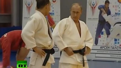 بالفيديو.. «بوتين.. دب روسي باحث عن الزعامة».. يمارس «الجودو» ويصطاد الأسماك المتوحشة.. يتمتع ببنيان قوي ويعزف البيانو مع إجادته للغناء.. يسير بشوارع بطرسبورج وحيدًا حزنًا على مدرب