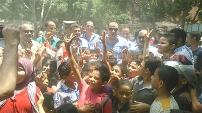 بالصور.. محافظ الفيوم يشارك الأهالي احتفالات شم النسيم