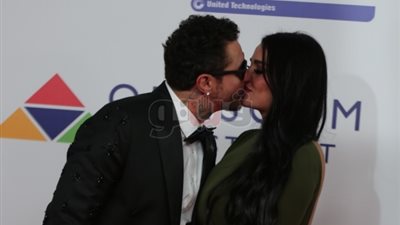 قبلة رومانسية من الفيشاوي لزوجته في مهرجان الجونة (فيديو وصور)