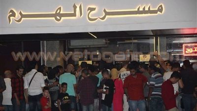 بالصور.. زحام جماهيري في أول أيام عرض «أهلا رمضان» بمسرح الهرم