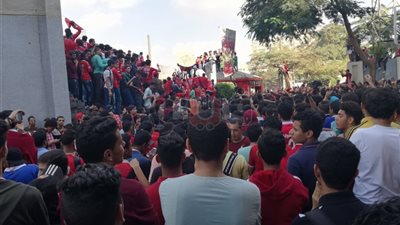 مدرجات التتش كاملة العدد قبل انطلاق مران الأهلي