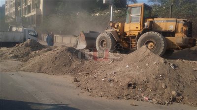 تجريد طريق المنصورية ورفع الأتربة بحي الهرم (صور)