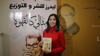 ميرنا عاصم.. حكاية أصغر روائية في معرض الكتاب (فيديو وصور)