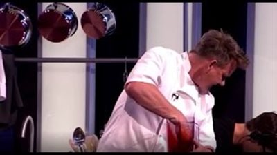 بالفيديو.. الشيف «جوردون رامزي» يقطع يده على الهواء