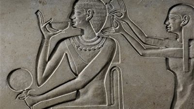 سر الاهتمام بالعطور في عهد الفراعنة.. تزيين الأمراء والملوك في الاحتفالات.. القرابين وتوديع المتوفي.. زيت الخروع لعامة الشعب.. زيت الزيتون واللوز والهجليج للملوك وكبار رجال الدولة.. وطريقتان للصنع