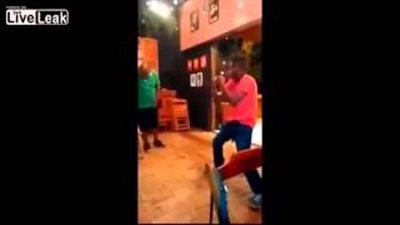 بالفيديو.. شاب يتلقى عقابًا قاسيًا لإثارته غضب رجل أقوى منه