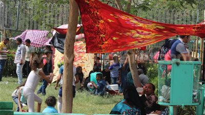 بالصور.. عائلات تتحدى الحرارة وتحتفل بشم النسيم في الفسطاط