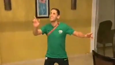 ديان فورمان لاعب جنوب أفريقيا يحتفل بعيد ميلاده.. فيديو