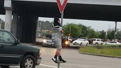 بالفيديو والصور.. تقييد شاب بعمود لخسارته رهانا