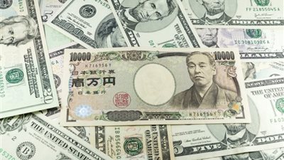 استقرار الدولار بعد تراجع قياسي مقابل الين الياباني