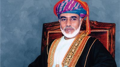 السلطان قابوس يستقبل كيري ويمنحه وسام عمان المدني