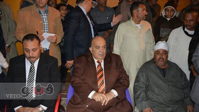 بالصور.. محافظ الدقهلية يقدم واجب العزاء لأسرة شهيد سيناء