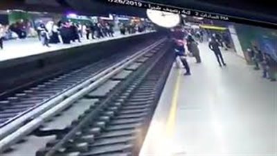 لحظة انتحار طالب بمحطة مترو السادات (فيديو)