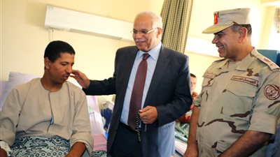 بالصور.. محافظ القاهرة ووزير الاتصالات يزوران مصابي الجيش بـ«المعادي»